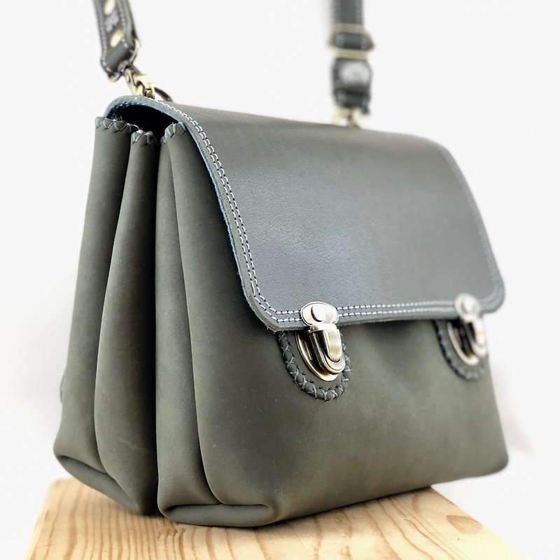 Introverted Gray - Shoulder Bags / Pouches / Daily - กระเป๋าแมสเซนเจอร์ - หนังแท้ สีเทา