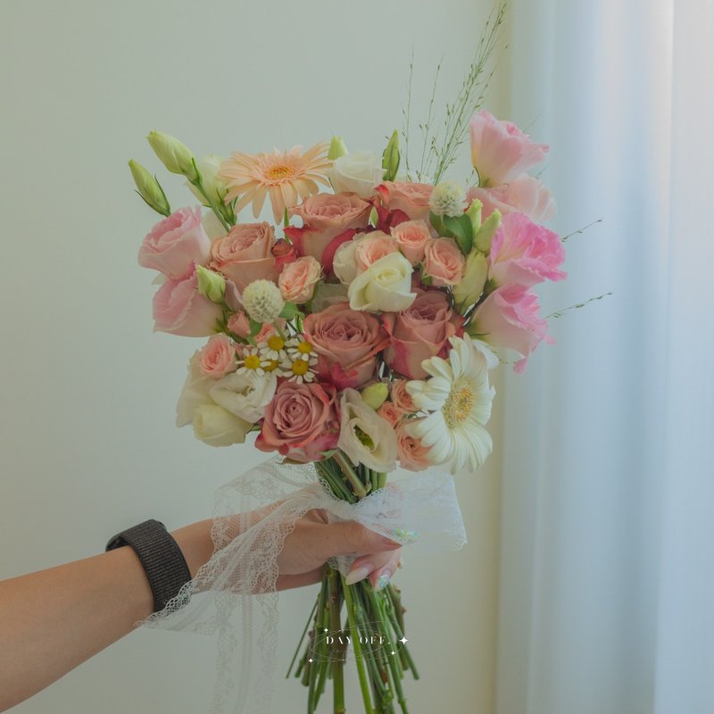 DAY OFF Flower Bouquet Flower Bouquet Wedding Bouquet Bridal Bouquet Wedding Bouquet Can Be Customized - ช่อดอกไม้แห้ง - พืช/ดอกไม้ 