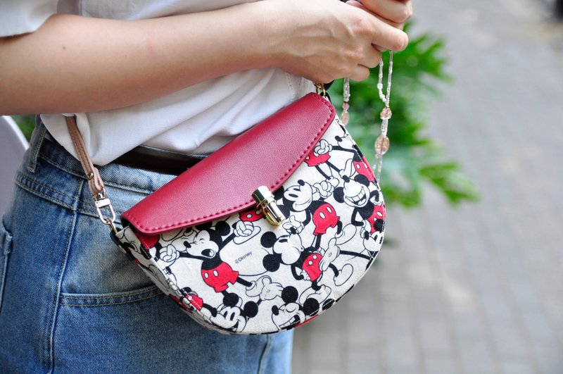 Mickey Half Circle Crossbody Bag - กระเป๋าแมสเซนเจอร์ - วัสดุอื่นๆ 