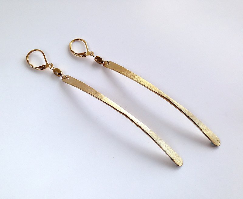 [ Minimalist ] ทำด้วยมือทองเหลืองโค้ง•ต่างหู (clip-on ที่สามารถเปลี่ยนแปลงได้) - ต่างหู - โลหะ สีทอง