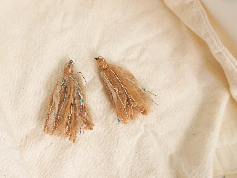 Handmade Tassel Earrings - ต่างหู - อะคริลิค สีกากี