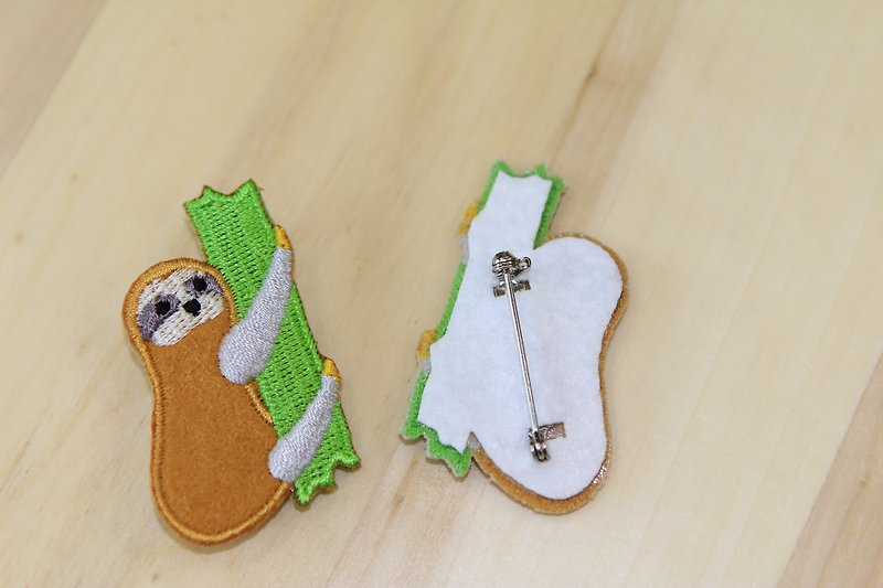 Cloth Embroidery Pin - Little Sloth Series Trying to climb the sloth (single) - เข็มกลัด/พิน - งานปัก 