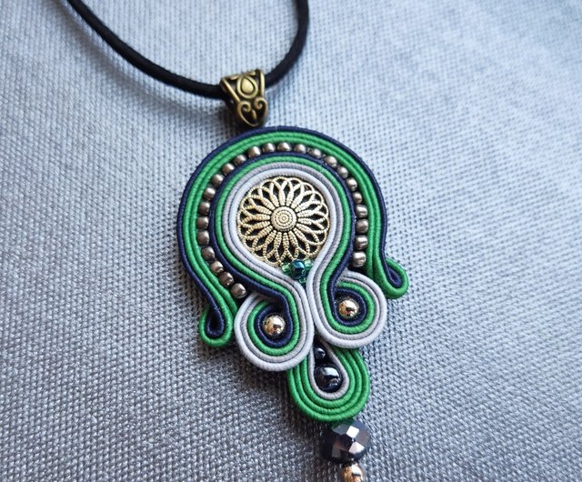 グリーン ネックレス、手作り刺繍 Soutache ペンダント、マンダラ