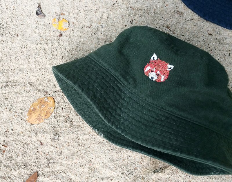 Red Panda-Bucket Hat / Embroidery / Dark Green, Dark Blue Colors【雙 11 限定】 - Hats & Caps - Cotton & Hemp Multicolor