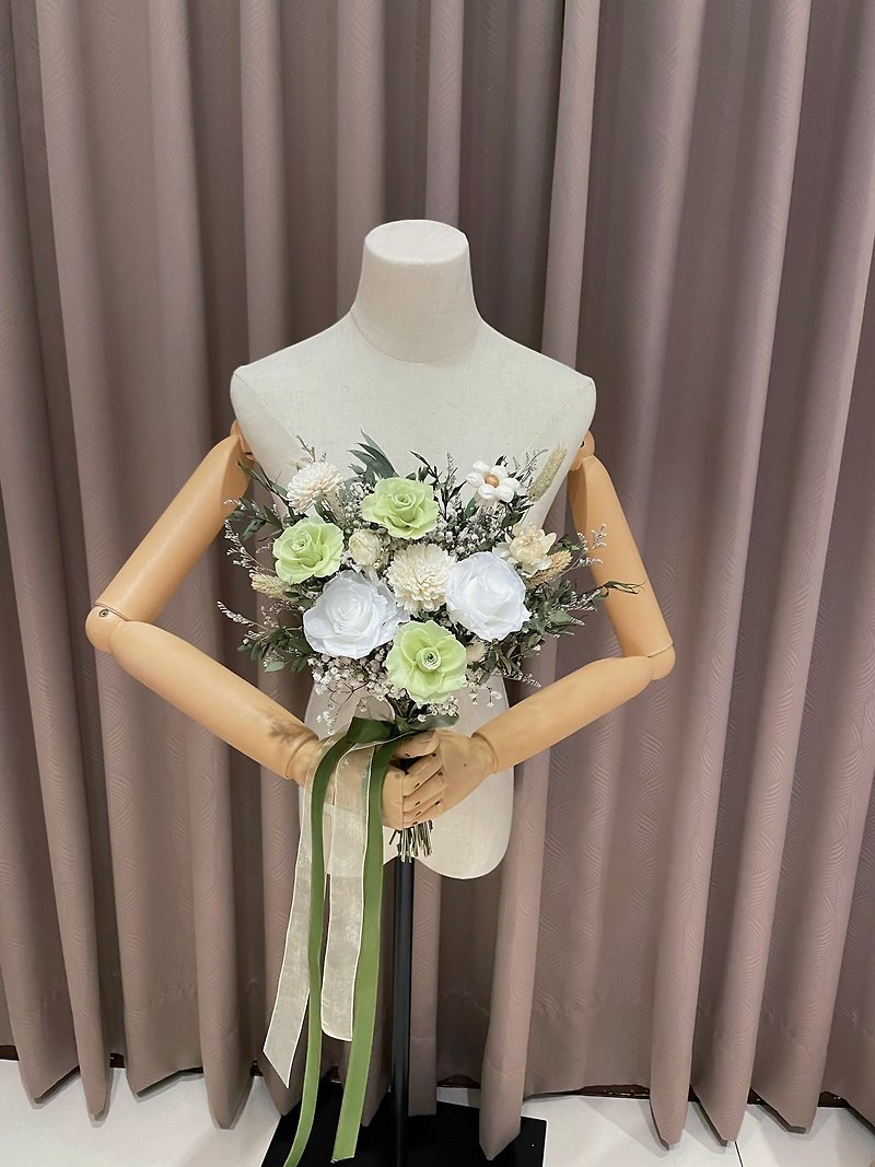 Off-white green everlasting flower bouquet custom-made bridal bouquet hand-tied flower sharing bouquet dried flower - ช่อดอกไม้แห้ง - พืช/ดอกไม้ หลากหลายสี