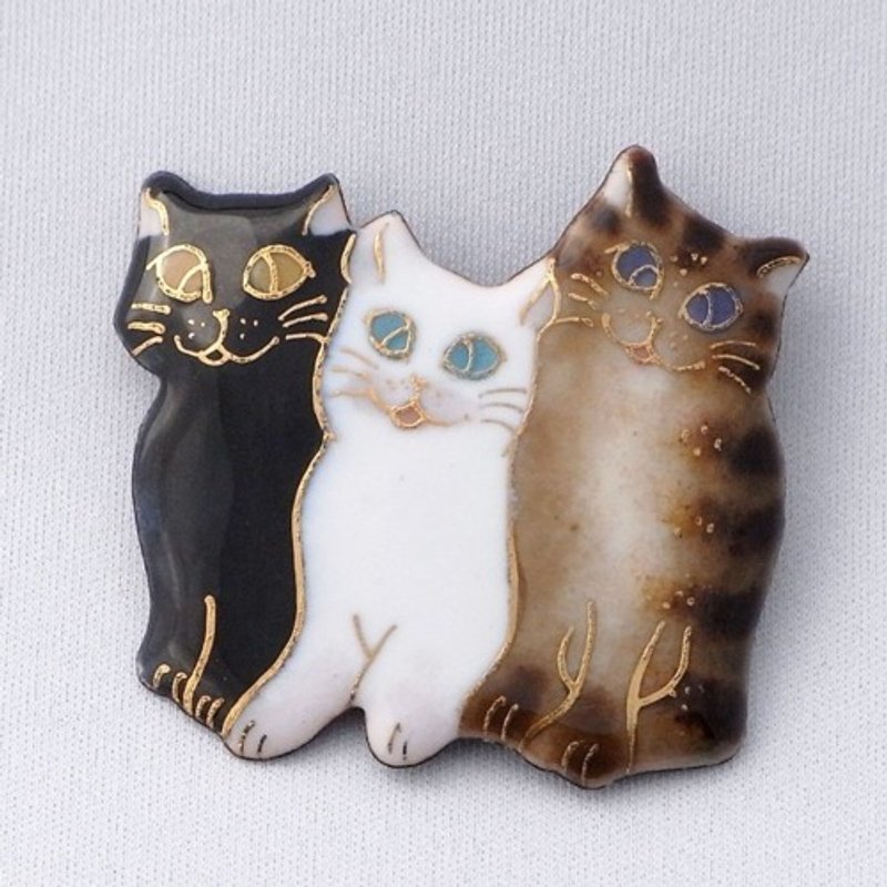 Cloisonne brooch of three cats - เข็มกลัด - โลหะ สีนำ้ตาล