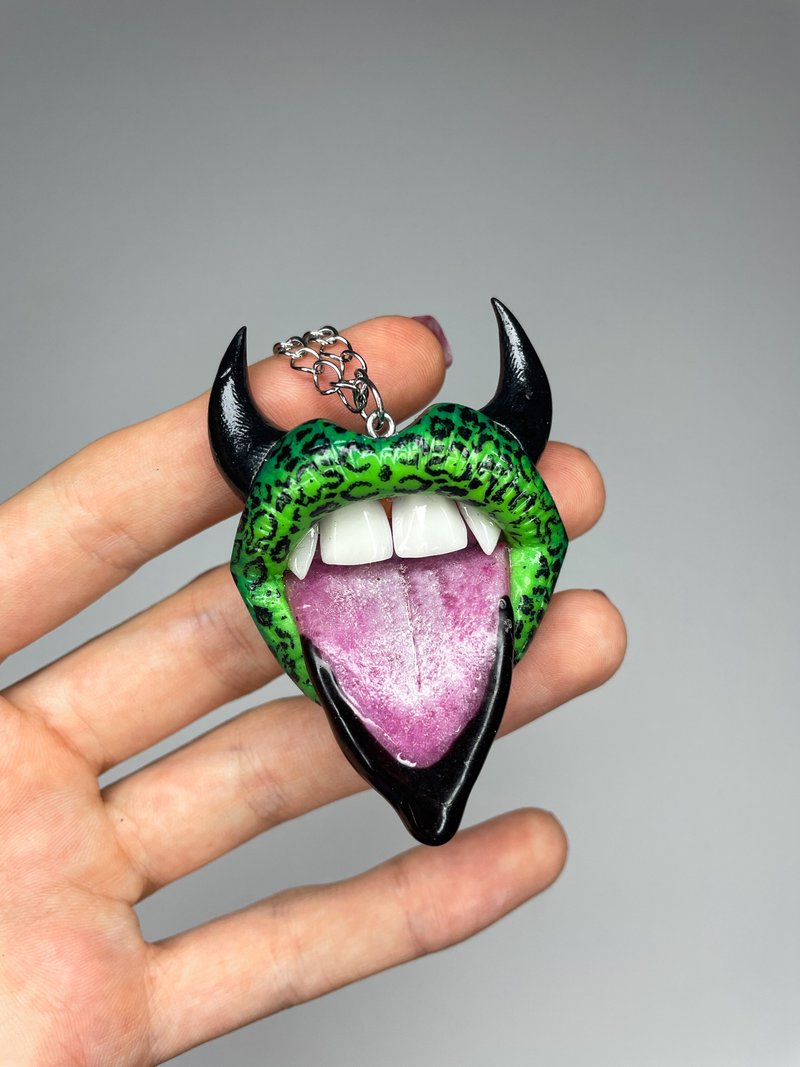 Pendant. Green lips with a snake print. - 項鍊 - 黏土 
