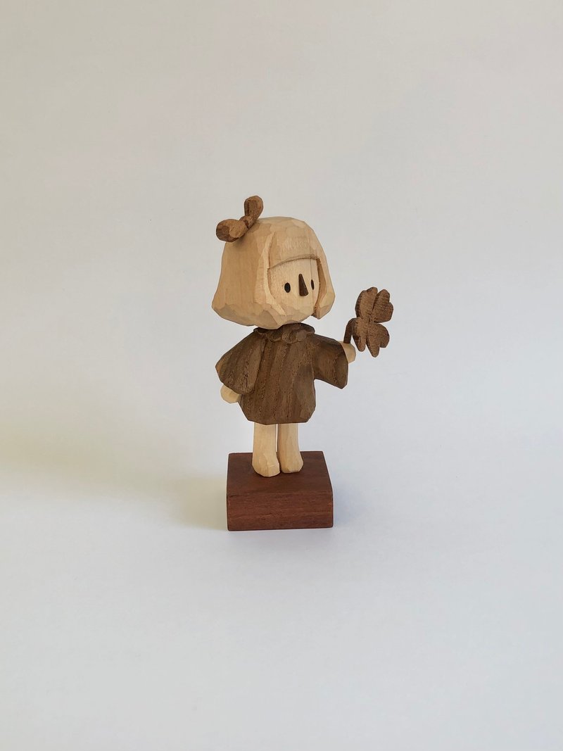 Handmade wooden carving A human holding a clover propeller - 擺飾/家飾品 - 木頭 咖啡色