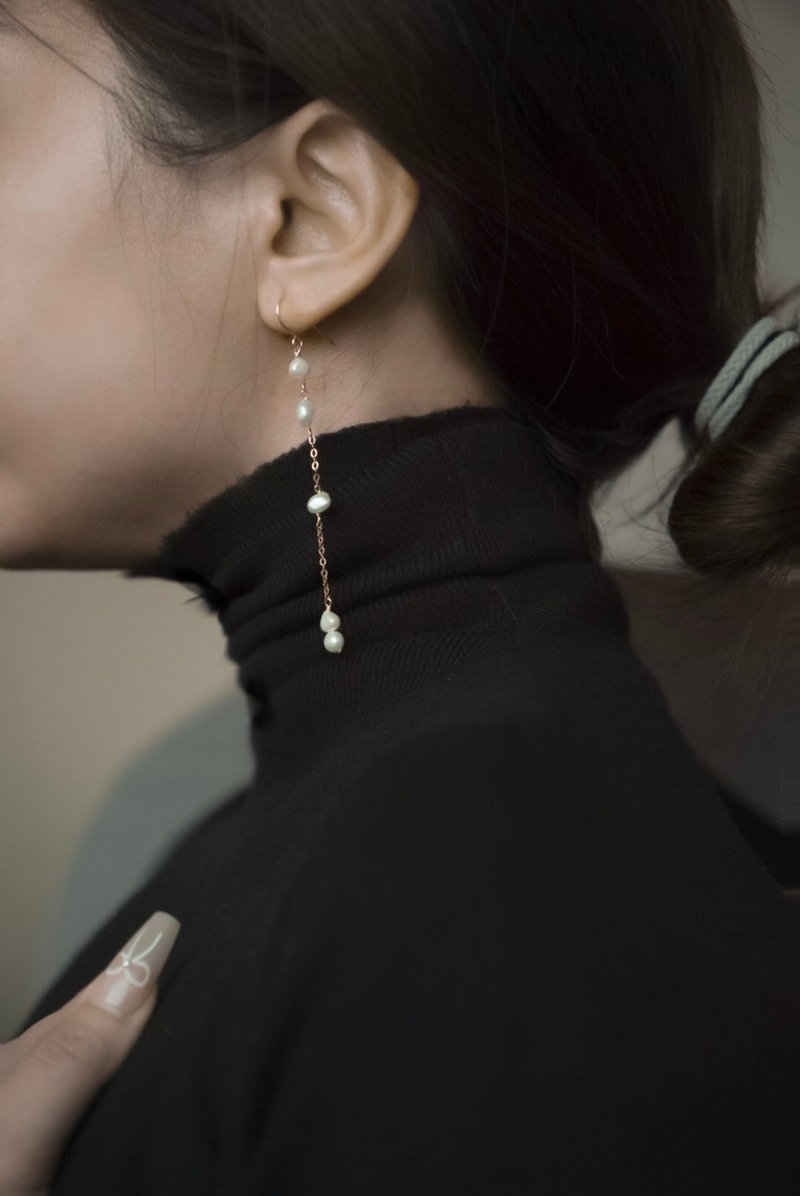 LETO Asymmetrical Pearl Teardrop Long Earrings (Clip On), SV925/14KGF - ต่างหู - ไข่มุก ขาว