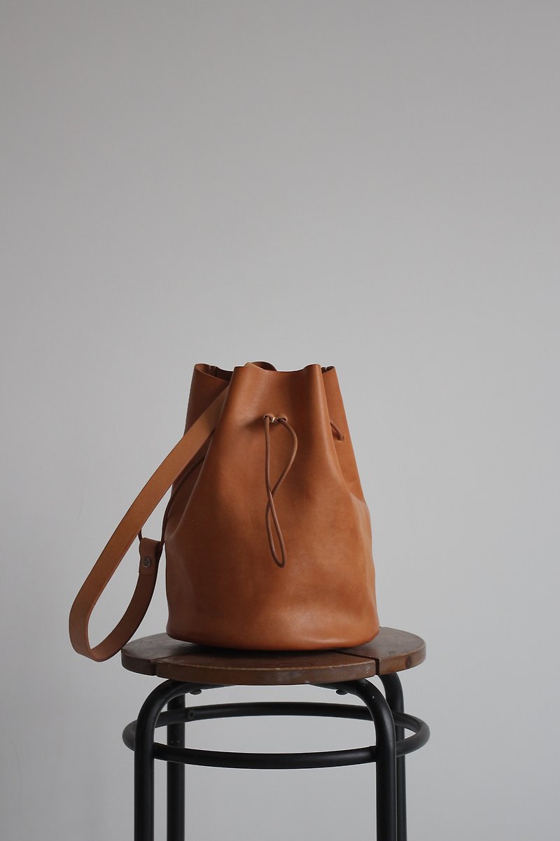 Free shipping,Defective item - Handmade Leather Drawstring Bucket Bag - กระเป๋าแมสเซนเจอร์ - หนังแท้ สีดำ