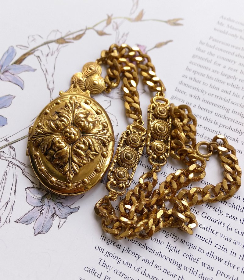 Western antique ornaments. Locket three-dimensional carved photo pendant necklace - Necklaces - Other Metals Gold