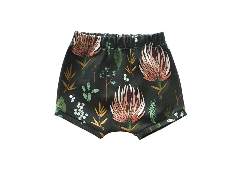 Flowers on black baby shorts, baby boy shorts, baby girl shorts, kids shorts - 男/女童長褲/短褲 - 棉．麻 黑色