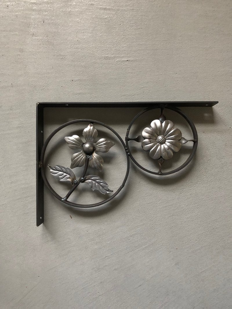 Limited FI-1 Industrial Iron Flower Decorative Shelf Bracket L-Angle - Items for Display - Other Metals Black