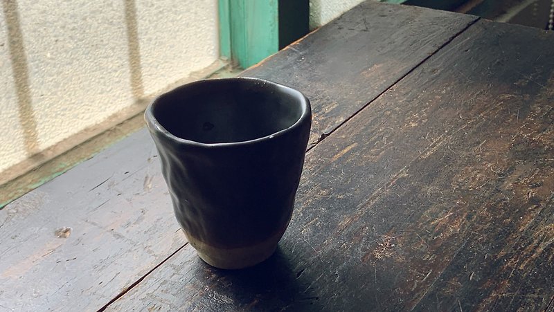 Iron Grey Black A Chou Pig Mouth Cup - แก้ว - ดินเผา สีดำ
