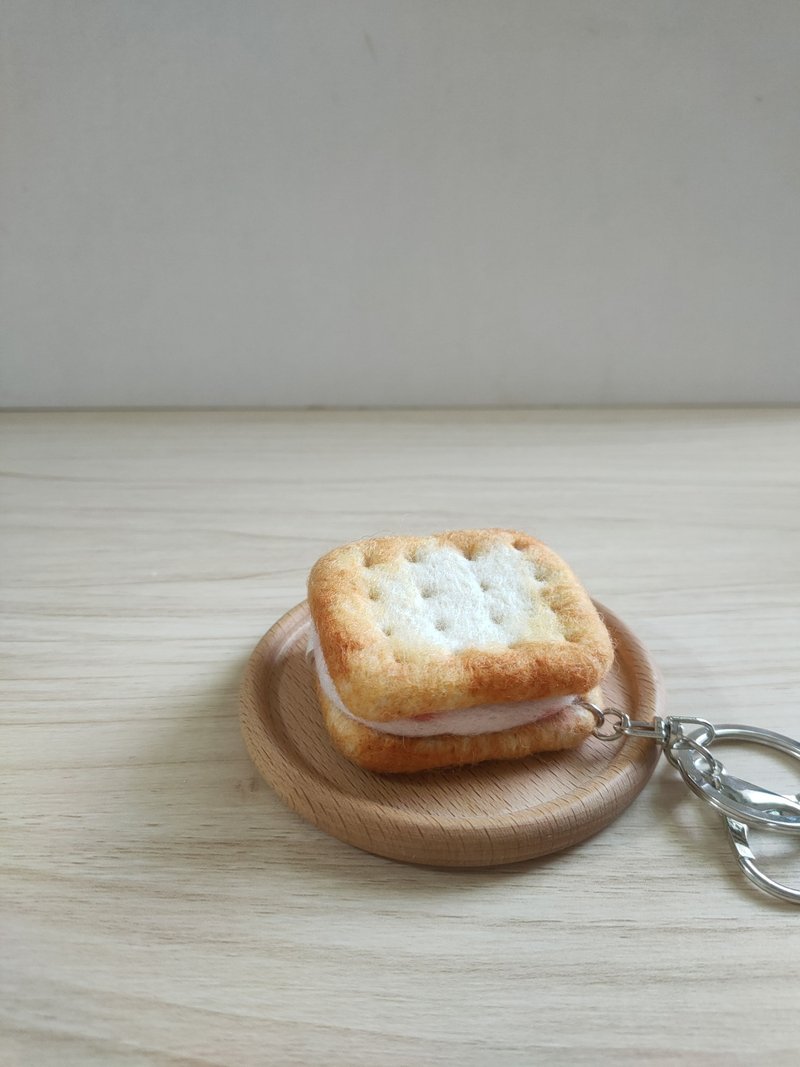 【手作羊毛氈】蘇打餅乾牛軋餅吊飾 - 吊飾/掛飾 - 羊毛 金色