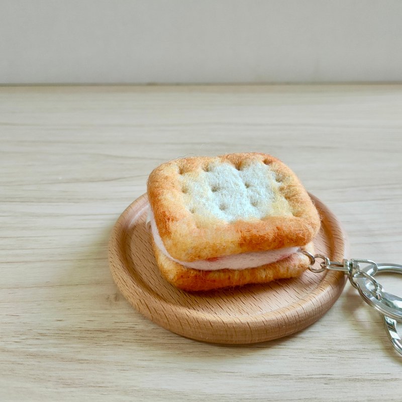 【手作羊毛氈】蘇打餅乾牛軋餅吊飾 - 吊飾/掛飾 - 羊毛 金色