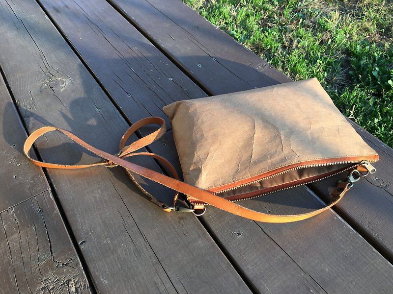 斜背包 Crossbody kraft paper bag long strap - Messenger Bags & Sling Bags - Paper Brown
