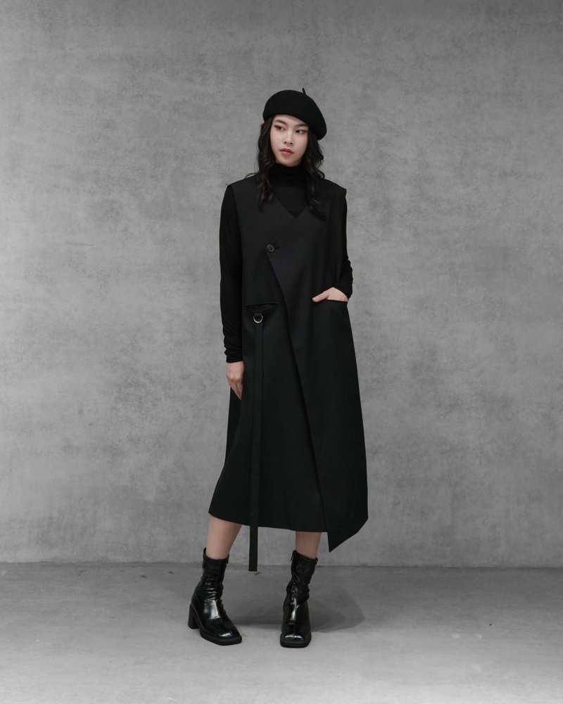 MUKK DESIGN 斜裁條繩長版背心 - 女大衣/外套 - 聚酯纖維 黑色