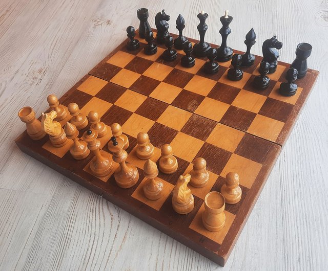 ソビエト木製チェスセット：折りたたみ式 32x32 cm チェスボードと
