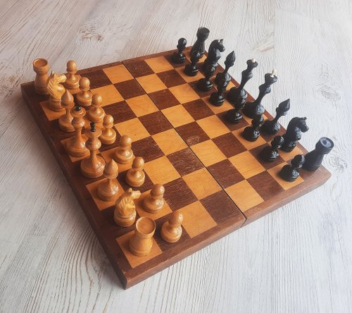 ソビエト木製チェスセット：折りたたみ式 32x32 cm チェスボード