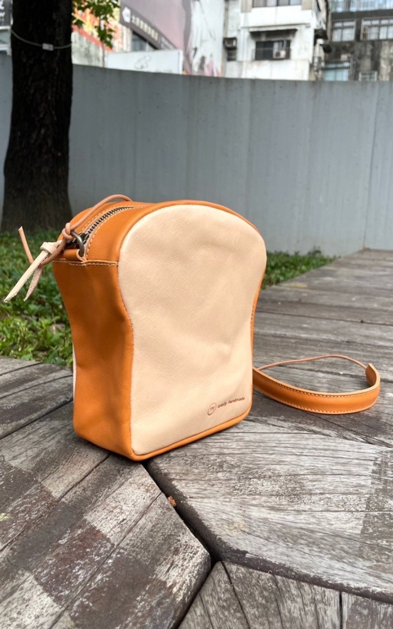 Cute crit leather toast bag/side backpack/small bag - กระเป๋าแมสเซนเจอร์ - หนังแท้ สีนำ้ตาล