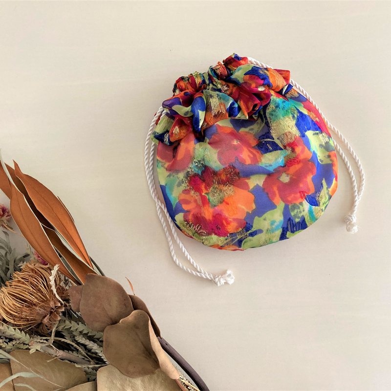 Silk Flower Print Frill Drawstring Pouch Blue - กระเป๋าเครื่องสำอาง - ผ้าฝ้าย/ผ้าลินิน สีน้ำเงิน