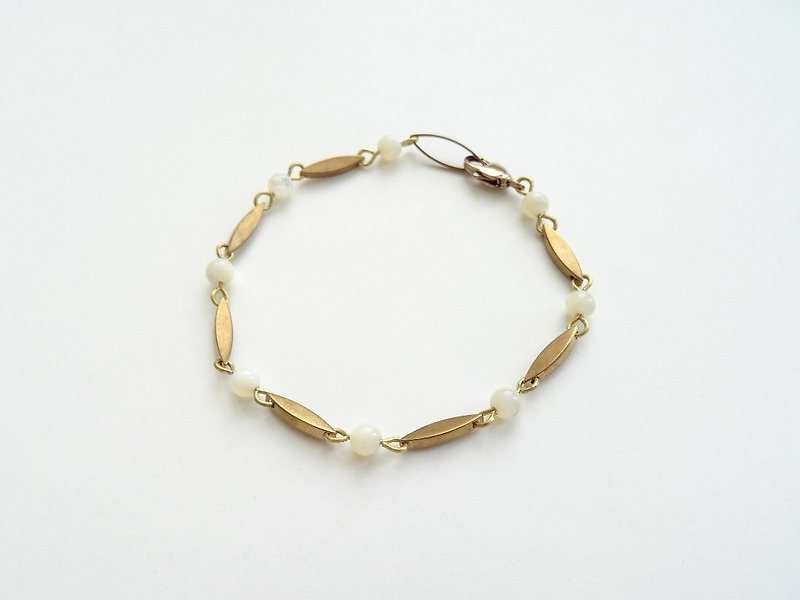 MOP Shell Round Beads Brass Bracelet | Downton Retro Lady Edith - สร้อยข้อมือ - เปลือกหอย ขาว