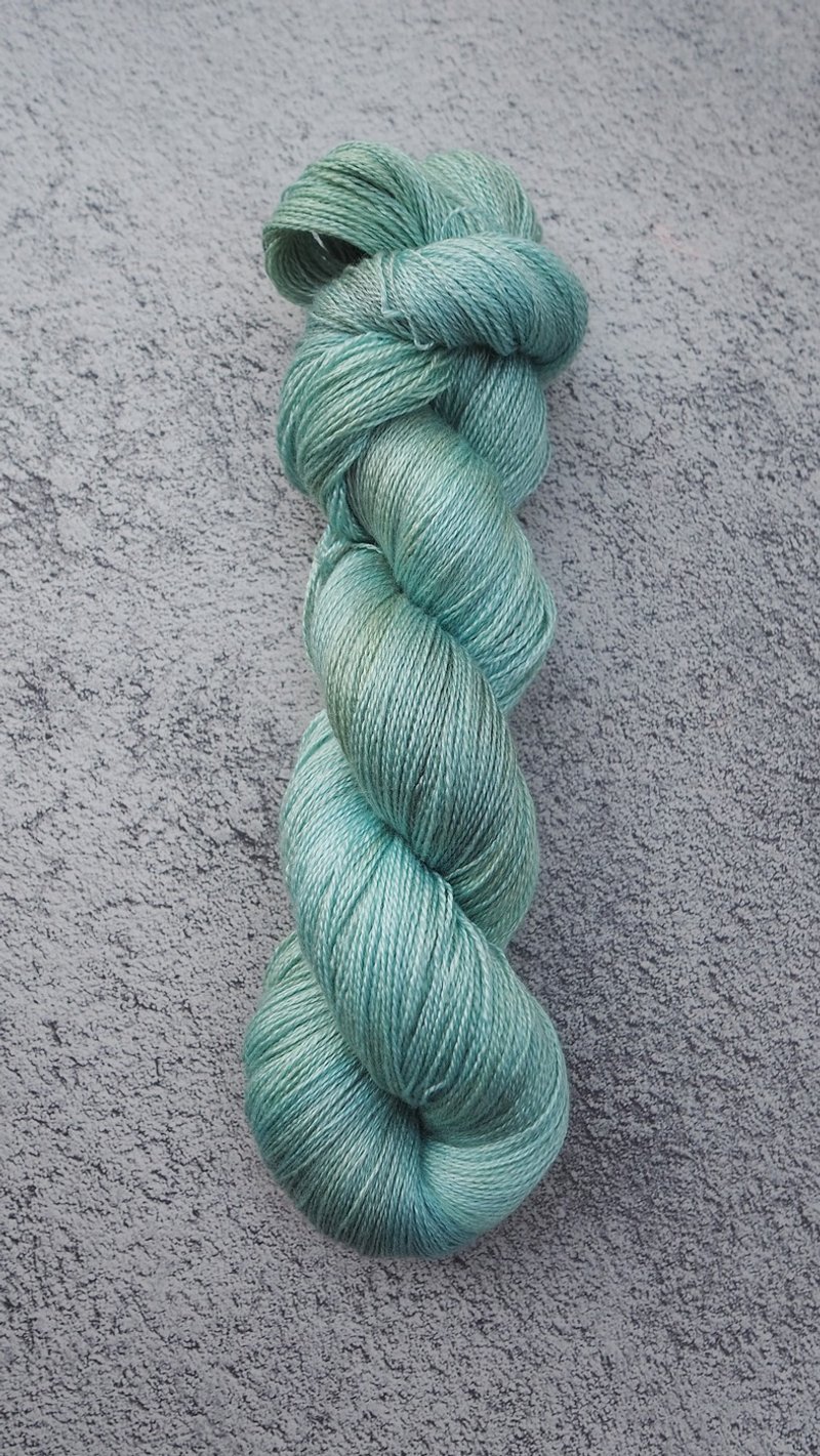 手染蕾絲線。玉石 (55 BFL/45 Silk) - 編織/刺繡/羊毛氈/縫紉 - 絲．絹 