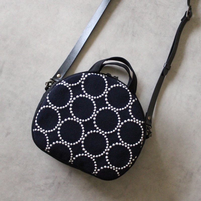 mina perhonen生地使用　2way ラウンドバッグ　tambourine navy　バッグ 斜背包 手提包 帆布袋 肩背包 帆布包 - ショルダーバッグ - コットン・麻 ブラック