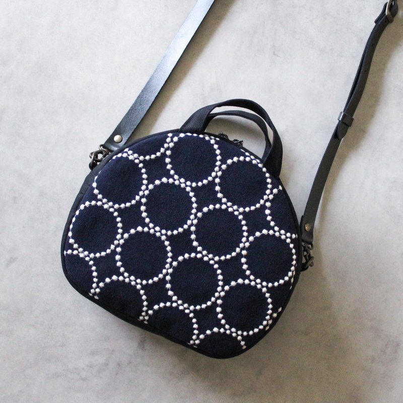 mina perhonen生地使用　2way ラウンドバッグ　tambourine navy　バッグ 斜背包 手提包 帆布袋 肩背包 帆布包 - ショルダーバッグ - コットン・麻 ブラック