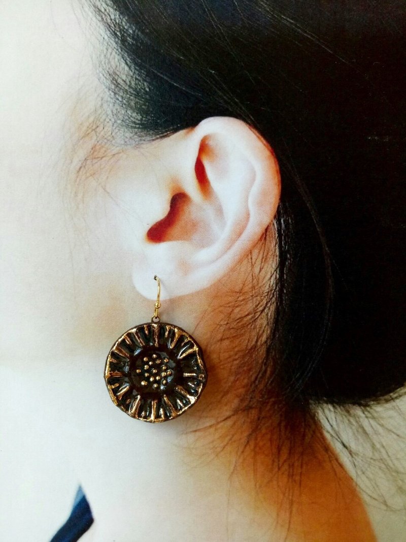 Black Flower Micro-Diffuse Perfume Essential Oil Pottery Earrings - ต่างหู - ดินเผา หลากหลายสี