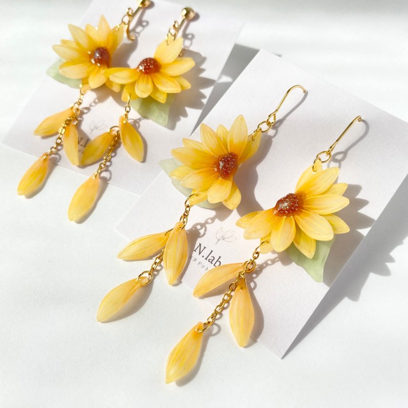 Swaying sunflower earrings/ Clip-On - ต่างหู - พลาสติก สีเหลือง