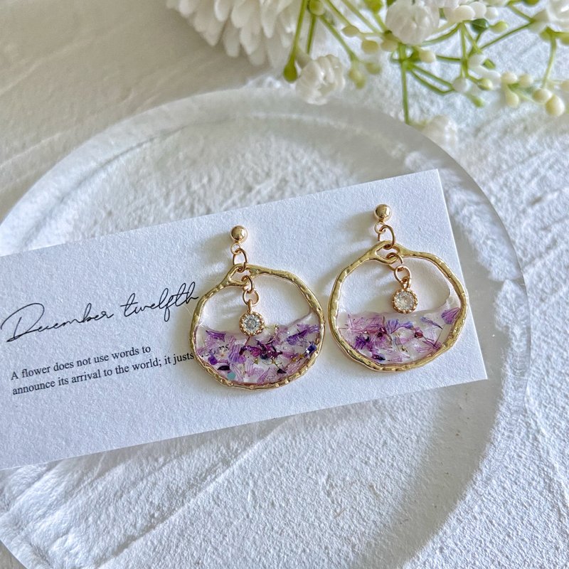 Japanese dried flowers Japanese fresh style irregular metal frame sterling silver earrings - Earrings & Clip-ons - Plants & Flowers Purple