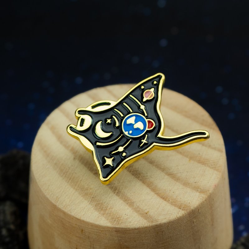 Space Manta Ray Enamel Pin – Cosmic odyssey | 蝠鱝徽章 | 宇宙 | マンタエナメルピン - Brooches - Other Metals 