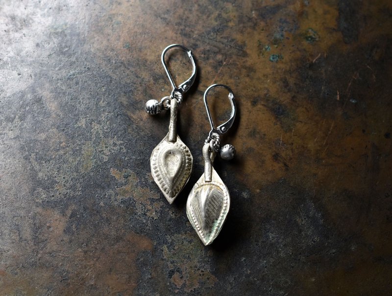 アフガンメタルパーツとインドシルバーの鈴のピアス - ピアス・イヤリング - 金属 シルバー