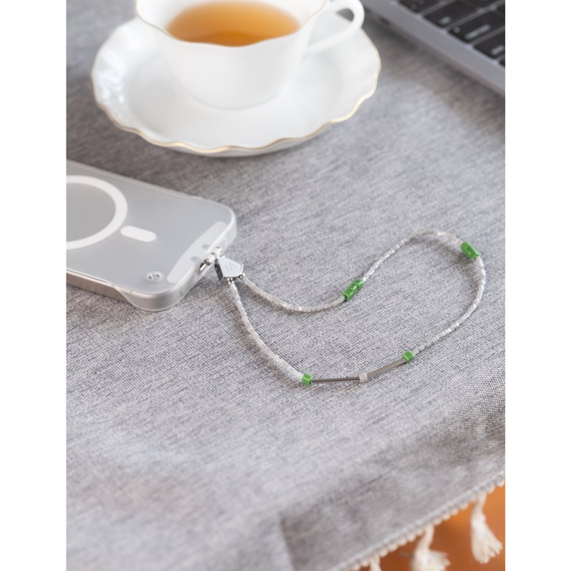 M.Beads 日本串珠手機手鏈 /手機鍊 /手機吊飾 Matcha - 吊飾/掛飾 - 其他材質 白色