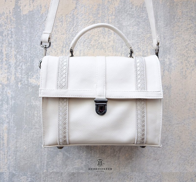 Cover White choc Bag (L) - กระเป๋าแมสเซนเจอร์ - งานปัก ขาว