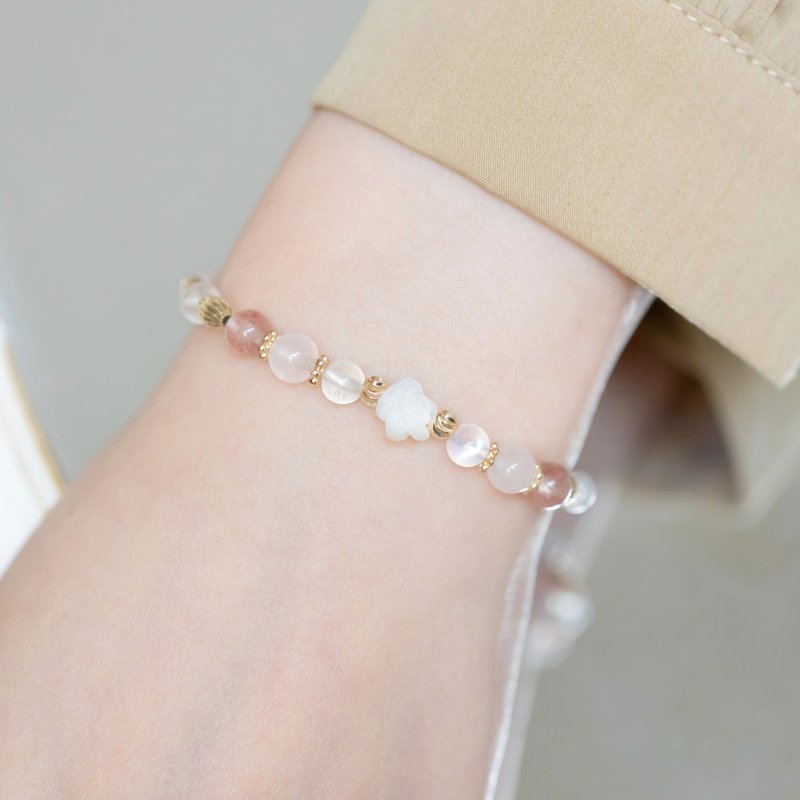 Berry Garden/Moonstone Pink Crystal Strawberry Crystal Peach Bracelet - สร้อยข้อมือ - เครื่องเพชรพลอย สีน้ำเงิน