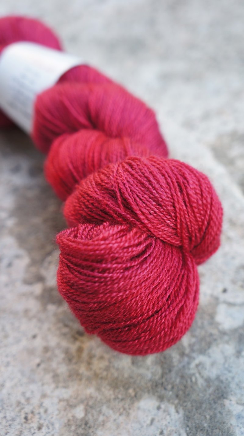 Hand dyed lace thread. Wine Red (Blue Sheep + Silk-8020) - เย็บปัก/ถักทอ/ใยขนแกะ - ขนแกะ 