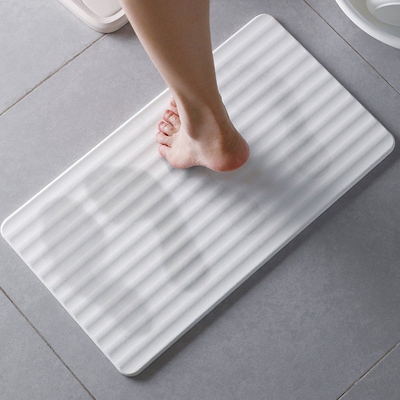 Japanese frost mountain wave-shaped anti-mildew absorbent quick-drying diatomite bathroom floor mat-28x50cm - พรมปูพื้น - วัสดุอื่นๆ ขาว