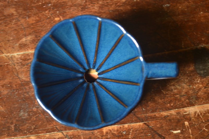 湛放藍菊型長肋濾杯01款 手沖濾杯 咖啡濾杯 母親節 禮物 - 咖啡壺/咖啡器具 - 陶 藍色