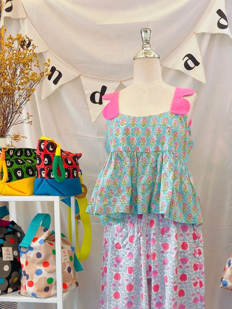 Pastel flowers printed cotton tank top with flower strap - 女上衣/長袖上衣 - 棉．麻 多色