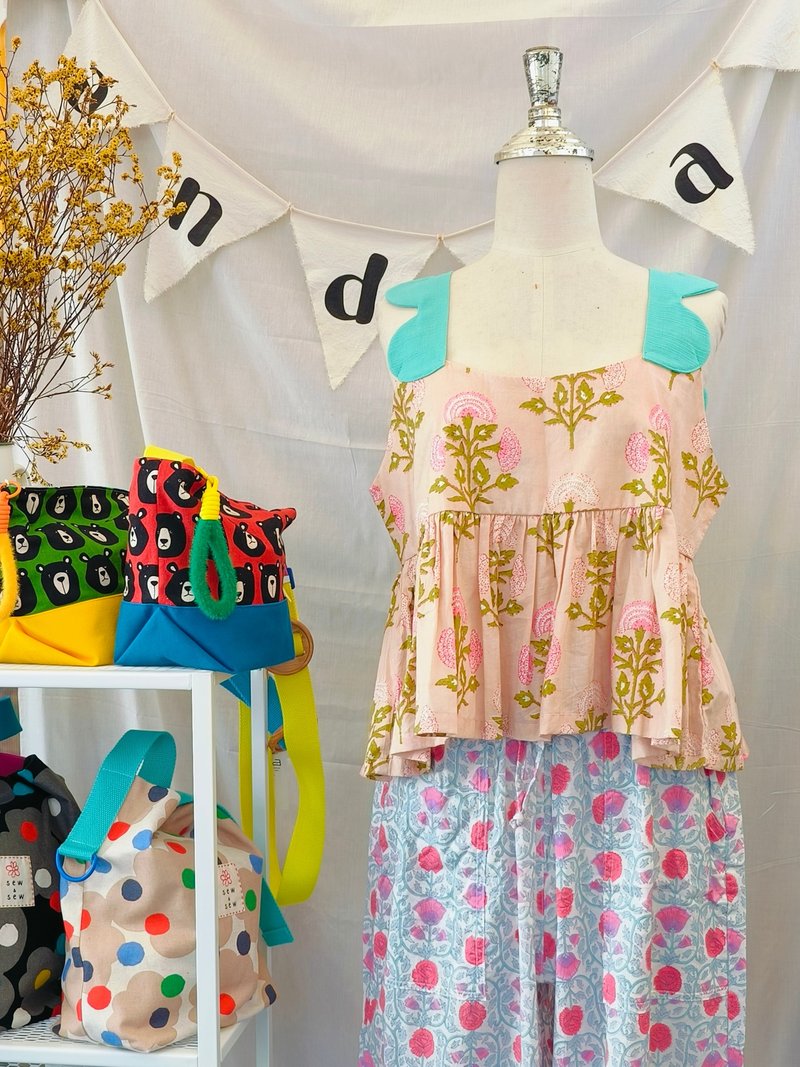 Pastel flowers printed cotton tank top with flower strap - 女上衣/長袖上衣 - 棉．麻 多色