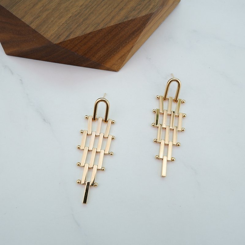 Gold Chandelier Earrings - 耳環/耳夾 - 其他金屬 金色