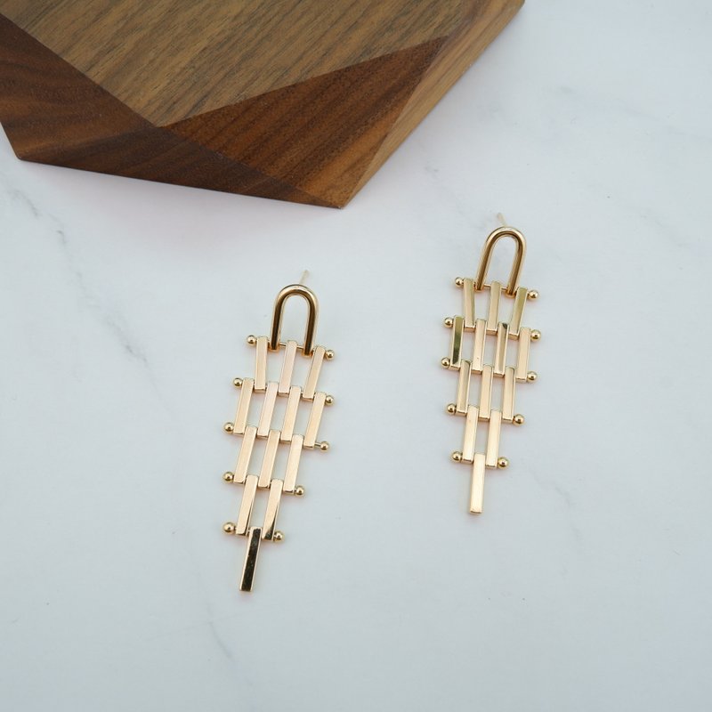Gold Chandelier Earrings - 耳環/耳夾/耳骨夾 - 其他金屬 金色