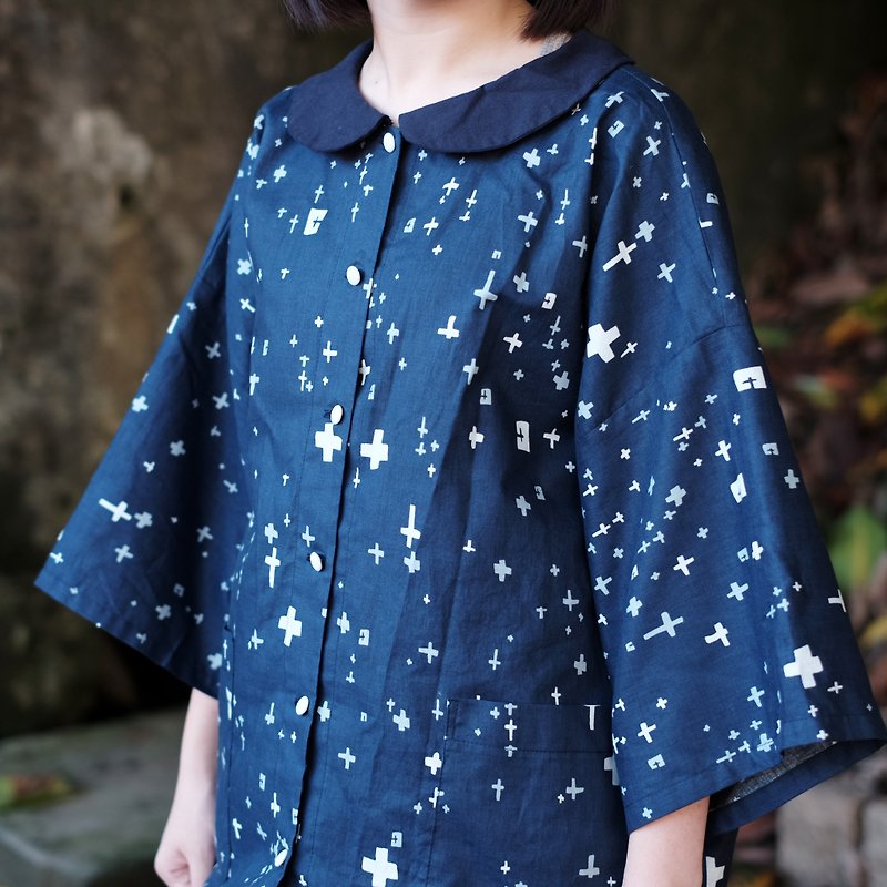 Sparkling cross star Japanese style round neck shirt - เสื้อผู้หญิง - ผ้าฝ้าย/ผ้าลินิน สีน้ำเงิน