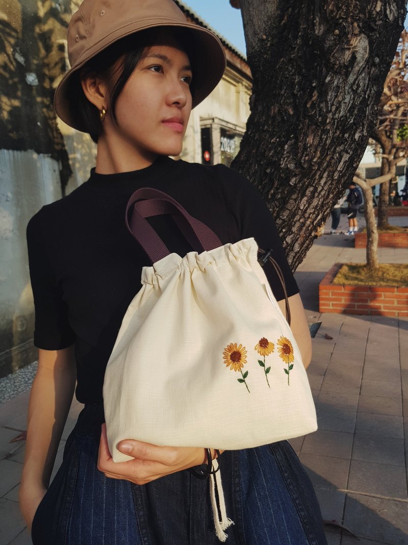 Sunflowers 刺繡手提束口袋 - 手提包/手提袋 - 棉．麻 白色