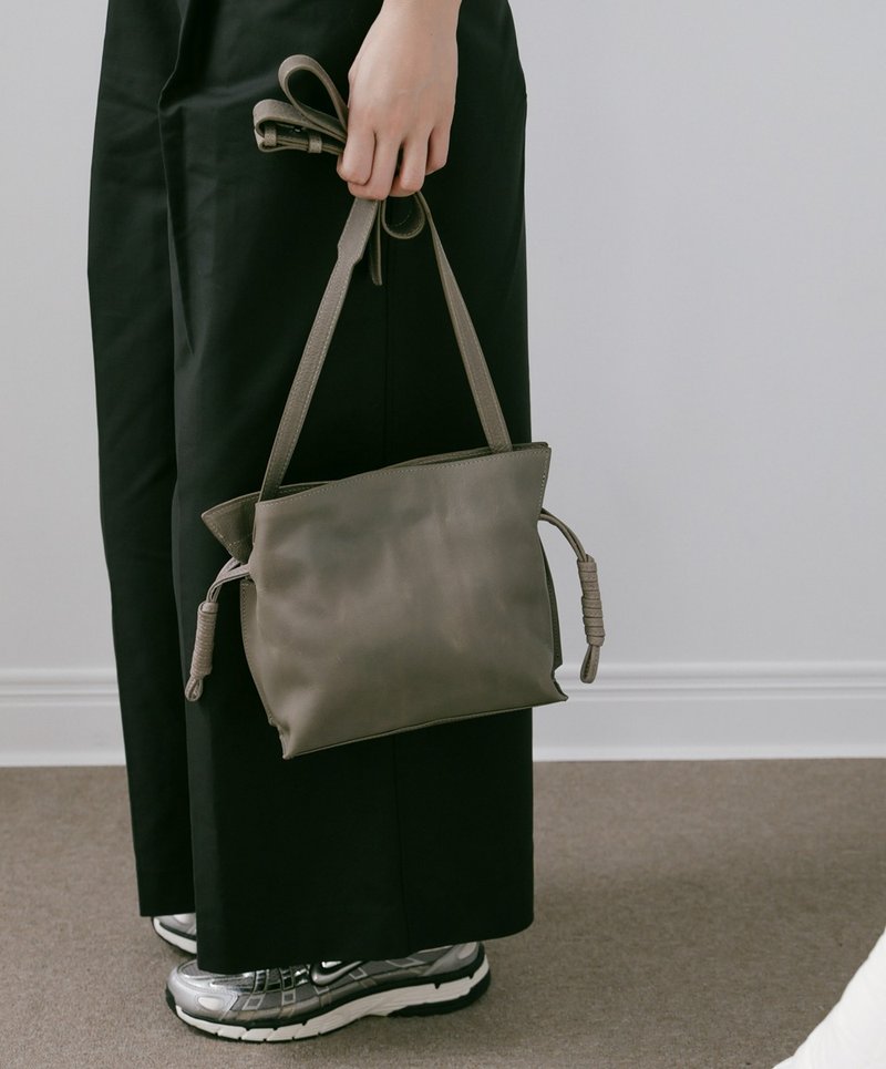 Supportingrole 率性簡約 打褶水桶包側背包 灰 - 束口袋/束口背包/水桶包 - 真皮 灰色