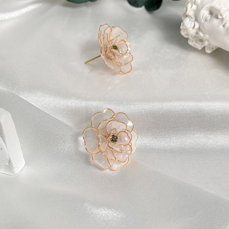 //繁花// 山茶花- 珠白/ 可訂製 / 貼耳耳環 - 耳環/耳夾/耳骨夾 - 樹脂 白色