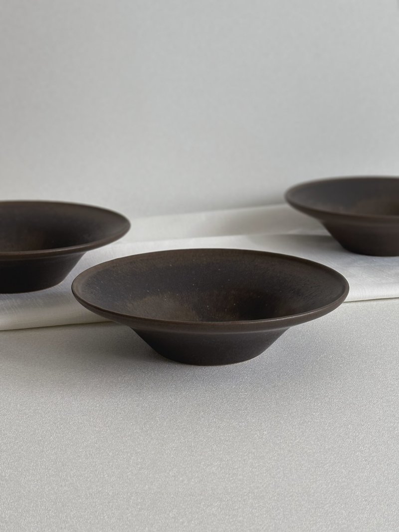 Chestnut black six-inch bowl - จานและถาด - ดินเผา 